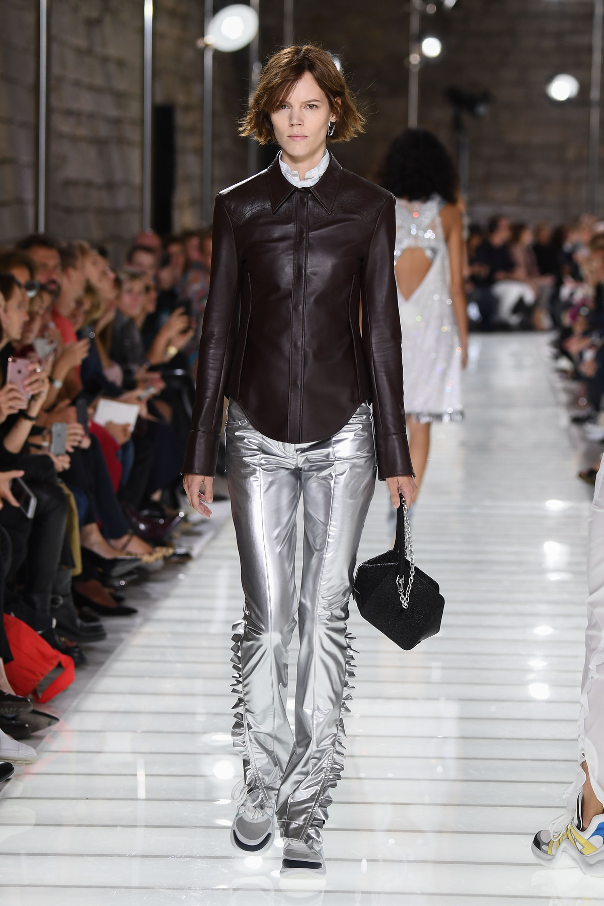 Várhatóan a fast-fashion boltokban is lesz majd hasonló ezüst nadrág a következő szezonban.