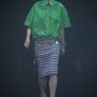 Zöld lakk ing és konzervatív szoknya a Balenciaga kollekciójában.