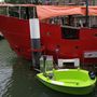 A zöld csónak valójában egy úszó jakuzzi, amit ki lehet bérelni, a piros hajó pedig egy vendáglátóipari egység, ahol nekünk sikerült meghallgatni egy nem is olyan rossz Nirvana emlékzenekart. 