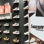 A Saucony sneaker vonala az Originals az aranykorszakban (80’-90’- es
évek) született cipőknek állít méltó emléket – modern köntösben.