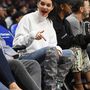 Kendall Jenner olyan snassznak találja a 2.3 milliós csizmát, hogy egy kosármeccsre ült be benne Los Angelesben.

