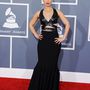 Alicia Keys a 2013-as Grammy-díjátadón viselte a tervező mélyen dekoltált fekete ruháját.



