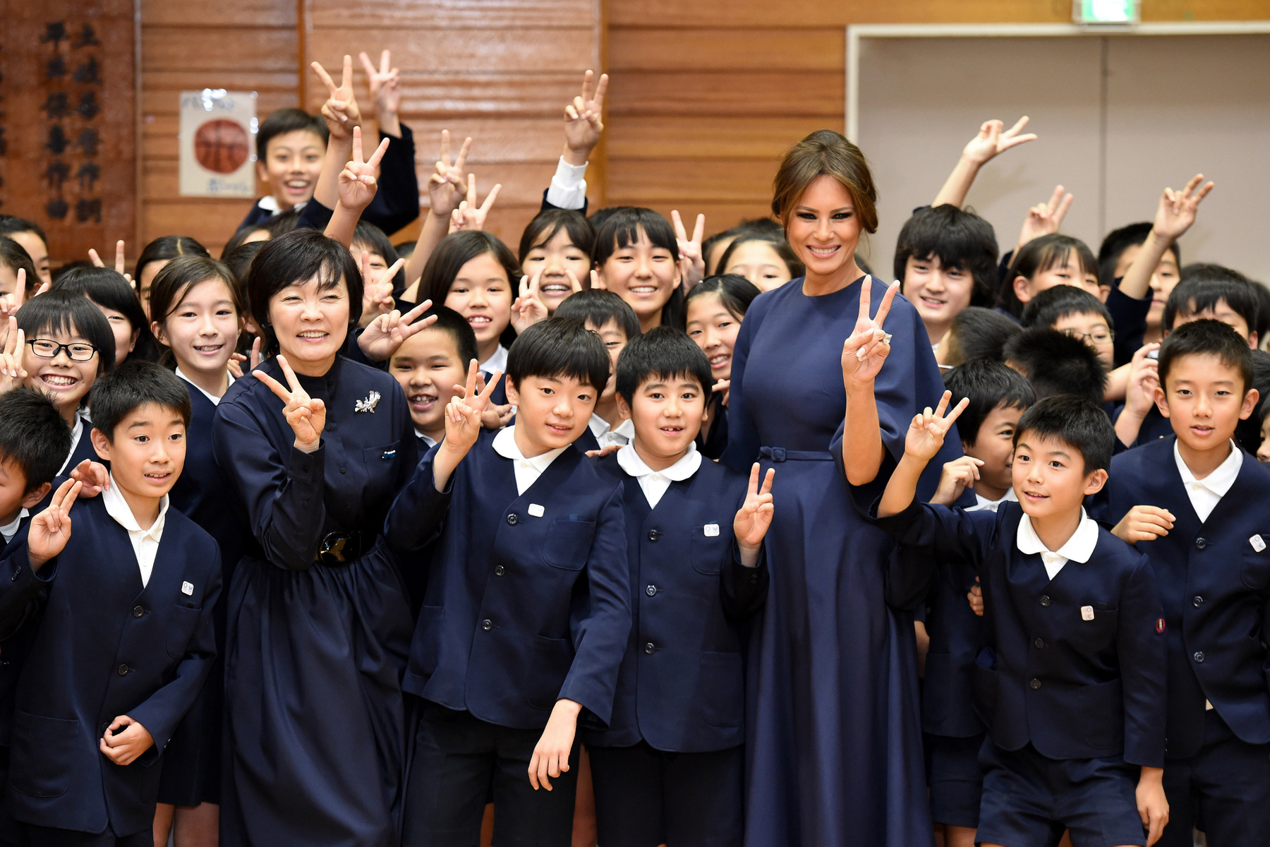 Ebben a vékony övvel átfogott sötétkék Dior ruhában látogatott meg egy tokiói általános iskolát. Az iskolaköpeny színéhez passzoló francia dizájner ruha 2657 fontba, kb.937 ezer forintba kerül a Diornál.

