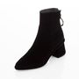 A Fashionista.com szerint cipőben is nagyon erős a W Concept. Egy ilyen bokacsizmáért 343 dollárt, körülbelül 89.700 forintot kérnek. 


