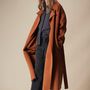 Mijeong Park új kollekciójának egyik legjobb darabja ez a rozsda színű kabát, amiért 499 dollárt, körülbelül 130 ezer forintot kell fizetni.


