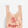 Szupermarketes szatyorra hajazó táska a Baggutól 10 dollárért, kb. 2600 forintért.


