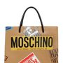Leharcolt shopping szatyorra emlékeztet a Moschino 1195 dolláros, kb. 312 ezer forintos táskája.


