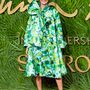 A Vogue munkatársa, Giovanna Battaglia Engelbert elegánsan, mint mindig. A zöld virágokkal díszített ruhát Richard Quinn tervezte.