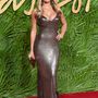 Rita Ora is Versace ruhában feszített a British Fashion Awards vörös szőnyegén.