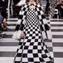 Várhatóan látjuk még ezt a fekete-fehér kockás Dior ruhát a díjátadókon.