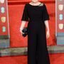 A 67 éves BAFTA- és Golden Globe-díjas angol színésznő, Julie Walters egy mutatós brossal dobta fel fekete szettjét.

