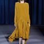 Mustár színű Givenchy ruha Nagy Evelynen.