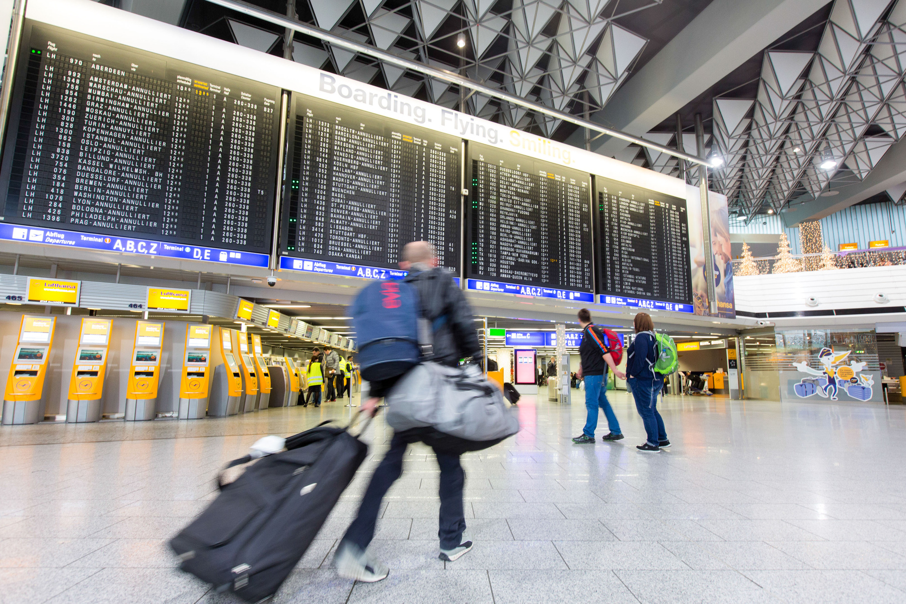 A világ egyik legjelentősebb nemzetközi tranzit-csomópontján két terminál felel a személyforgalomért. Az egyest a Lufthansa és annak partner légitársaságai használják, a kettes terminál pedig más társaságok gépeit fogadja. 
