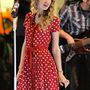 Taylor Swift 2010-ben lépett fel pöttyös ruhában.