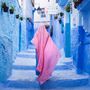 Az északnyugat-marokkói, mór jellegű kisváros (30-40 km-re a Gibraltári szorostól) kékre festett utcáiról híres. Az 1471-ben épült “erőd” a portugálok délebbre való behatolását kívánta megállítani.