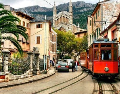 A kisváros La Palmatól közelíthető meg egy 1912-ben épült fából készült villamossal. Az odavezető út csodálatos, pasztellrózsaszín mandula ligetek és zöld legelők övezik. 