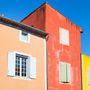 Roussillon házai és a közelben lévő sziklái vöröses okker színben pompáznak.
