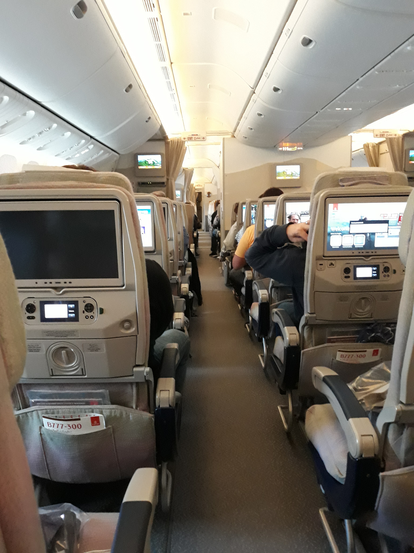 Az Egyesült Arab Emirátusok nemzeti légitársasága, az Emirates Boeing 777-eseket közlekedtet Budapest és Dubaj között.