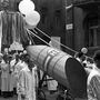  1959, Budapest VII. Alpár utca – Szinva utca sarok, május 1-jei felvonulás résztvevői. Szalámi mint politikai dekoráció. 