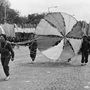 1981, Budapest XIV. Ötvenhatosok tere (Felvonulási tér), május 1-jei felvonulás. Az ejtőernyősök is vonulnak. 