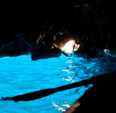 Leglátványosabb nevezetessége a Kék-lagúna, ami a szomszédos szigetek turistáit is Cominóra csábítja.