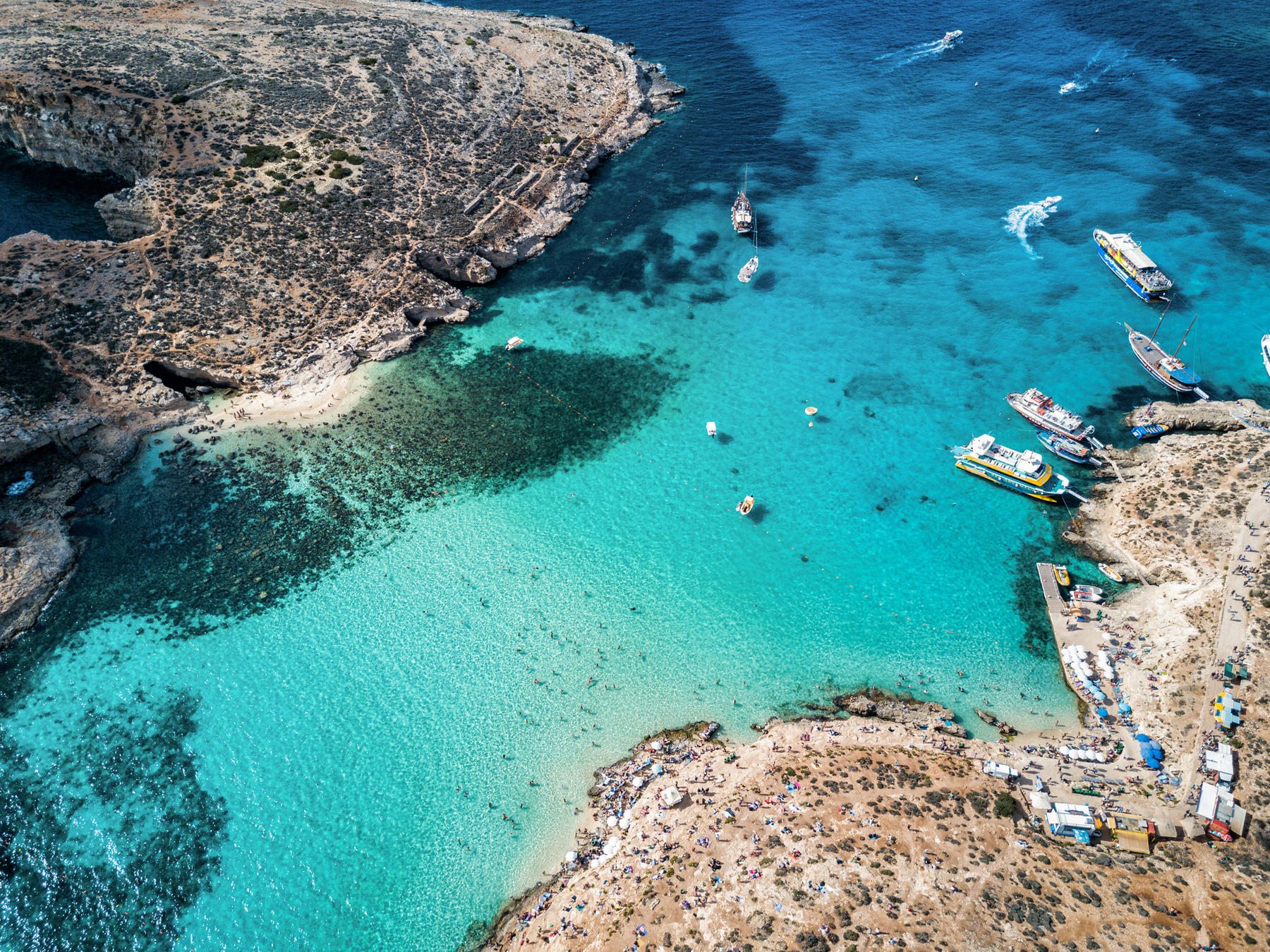 Leglátványosabb nevezetessége a Kék-lagúna, ami a szomszédos szigetek turistáit is Cominóra csábítja.