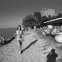 Divatot követni. Siófoki strand a szállodasor előtt, háttérben a Hotel Európa, 1978