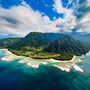 Kauai, Hawaii-szigetekKauait nem véletlenül hívják Kert-szigetnek (Garden Isle) is: területének nagy részét ugyanis esőerdő borítja, ahol a rengetegben sziklákról alázúgó vízesések bújnak meg, és a trópusi virágoknak hála mézédes illat száll. A sziget szépsége azonban nemcsak a változatos növényvilágban áll, partjai éppolyan lélegzetelállítóak, mint az erdők. Vizében teknősök és trópusi halak úsznak a korallzátonyok között. 
