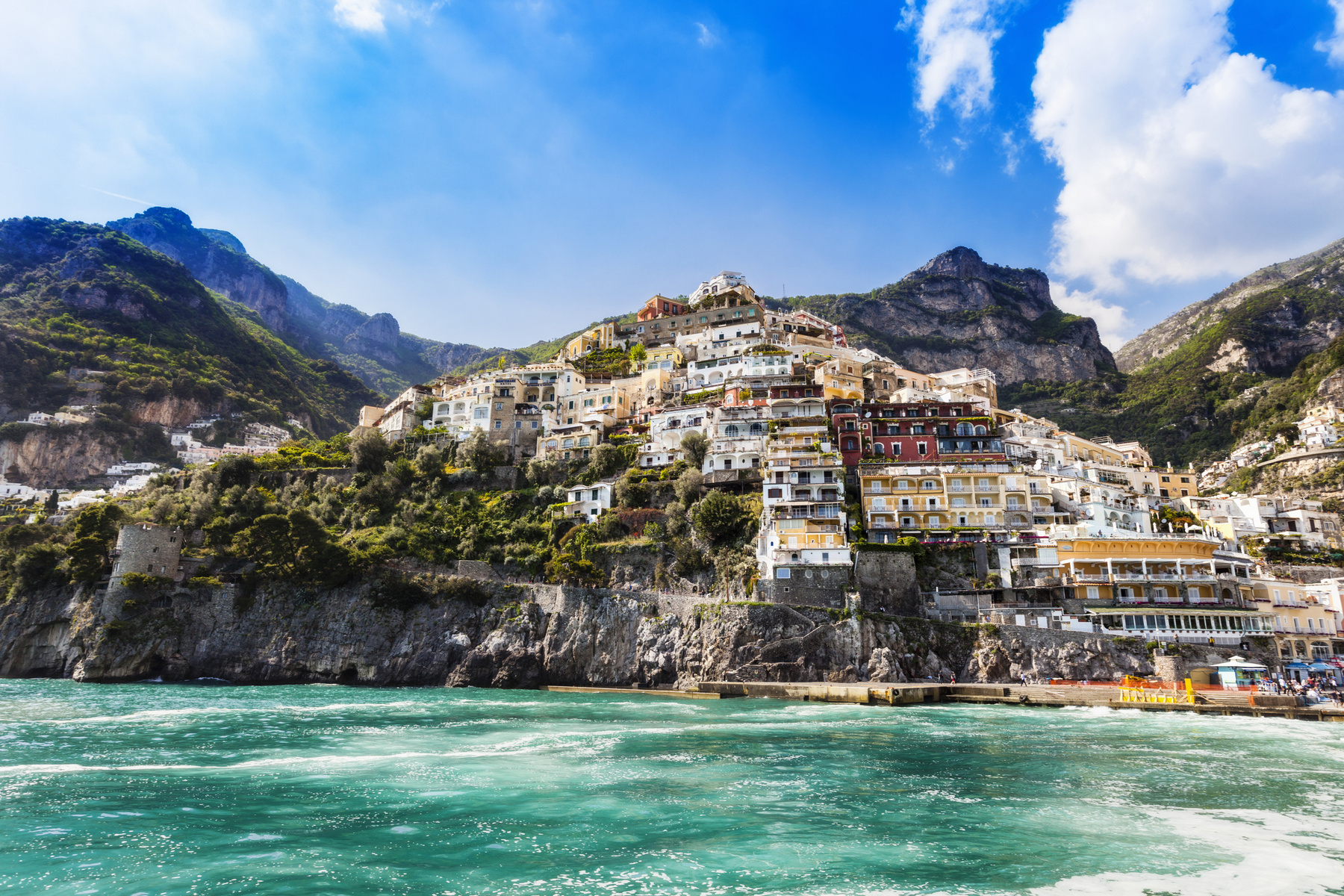 Positano, Olaszország Positano olyan, akár egy mediterrán képeslap: sziklás hegyeire a tengerpart felől színes házak futnak fel. 1997-ben az Amalfi-part több településével együtt került fel az UNESCO Világörökségi Listájára. Legnépszerűbb látványossága a Santa Maria Assunta-katedrális és a benne található ikon, a Fekete Madonna. 