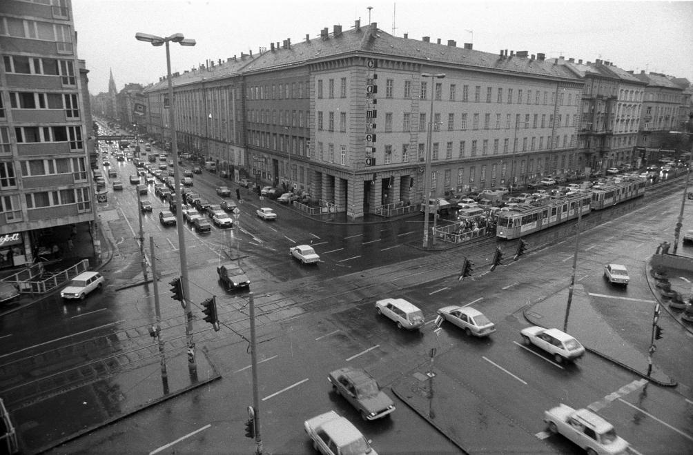 Üllői út – Nagykörút kereszteződés, szemben az egykori Kilián laktanya épülete, 1990.