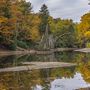 A Kromlau Park Németországban A 19. században épült Rakotzbrücke, vagyis az Ördög hídja minden évszakban megér egy sétát, de ilyenkor, ősszel mesebeli látványt nyúlt a lángszínű erdővel a háttérben. 
