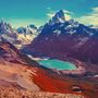 Az argentin Los Glaciares Nemzeti Park A nemzeti park ősszel a színek széles skáláját vonultatja fel. A barna árnyalataiban játszó erdők fölött türkizkék gleccserek fekszenek. 
