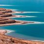 Holt-tenger A világ legalacsonyabb pontján található Holt-tenger magas sókoncentrátumának és a sivatagi kilátásnak köszönhetően a turisták népszerű célpontja. Azonban korántsem biztos, hogy még sokáig élvezhetjük, a tó ugyanis az éghajlatváltozás és a Jordán folyó vizének (ami a forrását jelenti) mezőgazdasági és háztartási felhasználása miatt egyre apad.