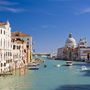 Velence A legromantikusabb olaszországi város ikonikus csatornáinak nagy részét még a 14-15. században építették. Gondolával bejárni Velencét minden romantikus lélek bakancslistás álma. A tengerszint emelkedése miatt viszont évente átlagosan százszor kell áradással szembenézniük a helyieknek, és fennáll a veszélye, hogy a következő században a város teljesen a víz alá süllyed. 
