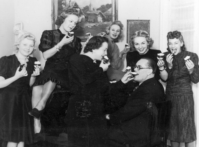 Középen, szemüveggel Eisemann Mihály zeneszerző, balról Rökk Marika, szőkén Déry Sári, Kiss Manyi, Gombaszögi Ella színművésznők