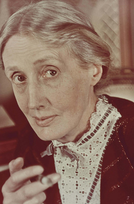 A valaha készült legbeszédesebb fotóportrék egyikét készítette el Freund Woolfról. Hangulatuk változó, a külső nyugalom átadja helyét a melankolikus önvizsgálatnak. Ezek az egyetlen színes fényképek az írónőről.