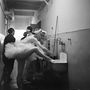Szeptemberi Fortepan - 1964 A Hattyúk tava előadásra készülő balerinák balettcipőjüket nedvesítik az Erkel Színházban, a budapesti II. János Pál pápa (Köztársaság) téren.