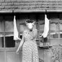 Novemberi Fortepan - 1957
Ugyan lenge a hölgy ruhája, de a disznóvágás ideje a hideg beköszönte. Kíváncsiak vagyunk, hogy ki volt a kép ötletadó a fotós, vagy a hölgy (a malac tuti nem)?