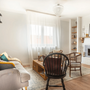 Ebben a budapesti lakásban a konyhával és étkezővel összefüggő nappali a szőnyeg révén is szigetszerűen elkülönül