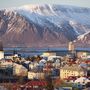 Az izlandi főváros, Reykjavík időjárását az észak-atlanti áramlat befolyásolja. A hőmérséklet télen melegebb, mint ahogyan az a szélességi körben várható lenne, tehát ritkán esik –15°C alá, a nyár viszont hűvösebb, ekkor általában 10 és 15°C közötti hőmérsékleteket mérnek