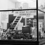 Galéria az Úttörő Áruház kirakatában, rengeteg vonzó és akkoriban korszerű géppel
