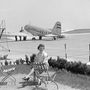 Ezen az 1959-es felvételen a pécsi reptéren áll a gép, mely előtt ismeretlen utasa mosolyog