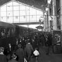 Bár az évszám 1968, bárki megmondaná, hogy a Nyugati pályaudvaron várakozók tömegét látjuk a képen