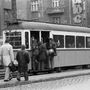 A Forgách utcánál törekednek az utasok feljutni a villamosra 1976-ban