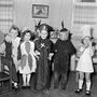 Egy kép farsangoló gyerekekről 1957-ből