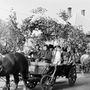 A friss házasok faluhelyen lovas kocsira pattantak – ahogyan erről árulkodik ez az 1976-os fotó is