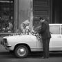 1972-ben egy az Apáczai Csere János utca 3. előtt álló Vauxhall Viva HB típusú, menyasszonyi autót csinosítanak épp 