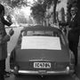 „Vigyázat, menyasszonyszállítás!” – áll a tollal írt papíron az autó hátsó szélvédőjén 1974-ben az akkori Ságvári téren, amely ma a Vértanúk tere