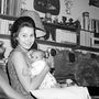 Fiatal anya otthonában 1975-ben