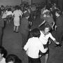 Feltehetőleg iskolai esemény 1964-ben matrózblúzos lányokkal
